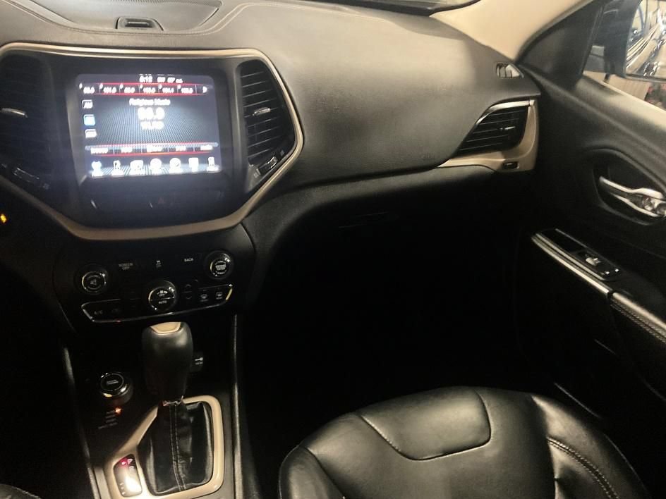 Used 2017 Jeep Cherokee Limited AWD/4WD image 22