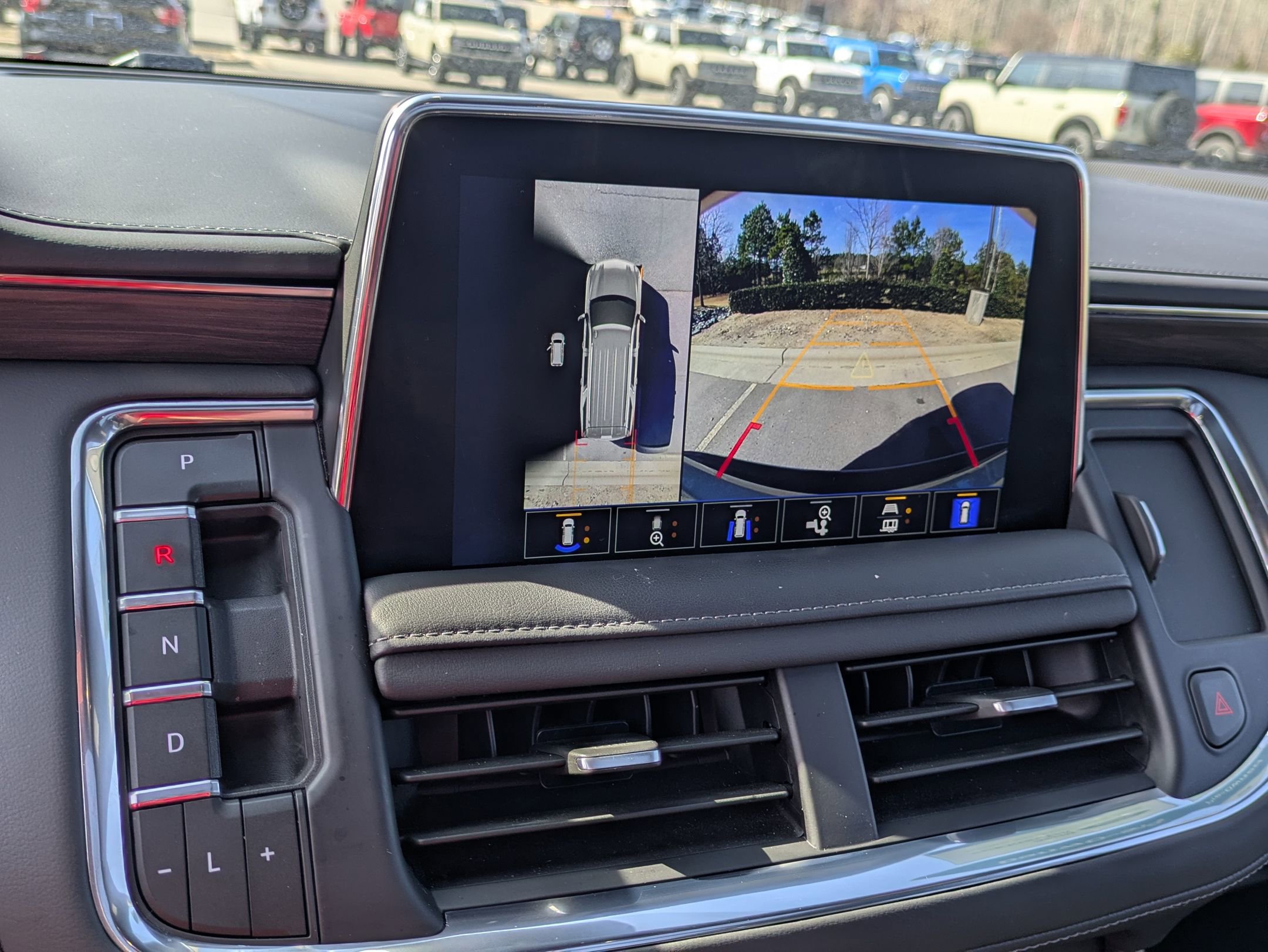 Used 2023 Chevrolet Tahoe Z71 w/ Luxury Package AWD/4WD image 23