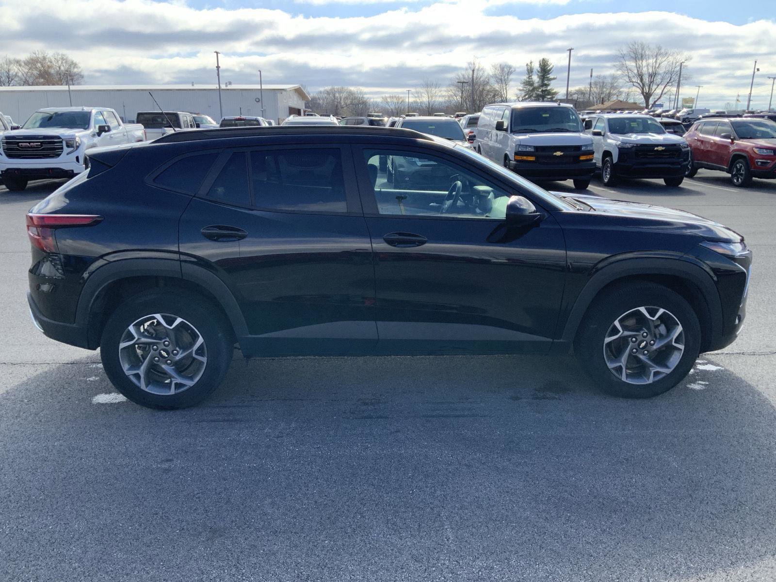 Used 2025 Chevrolet Trax LT FWD image 11