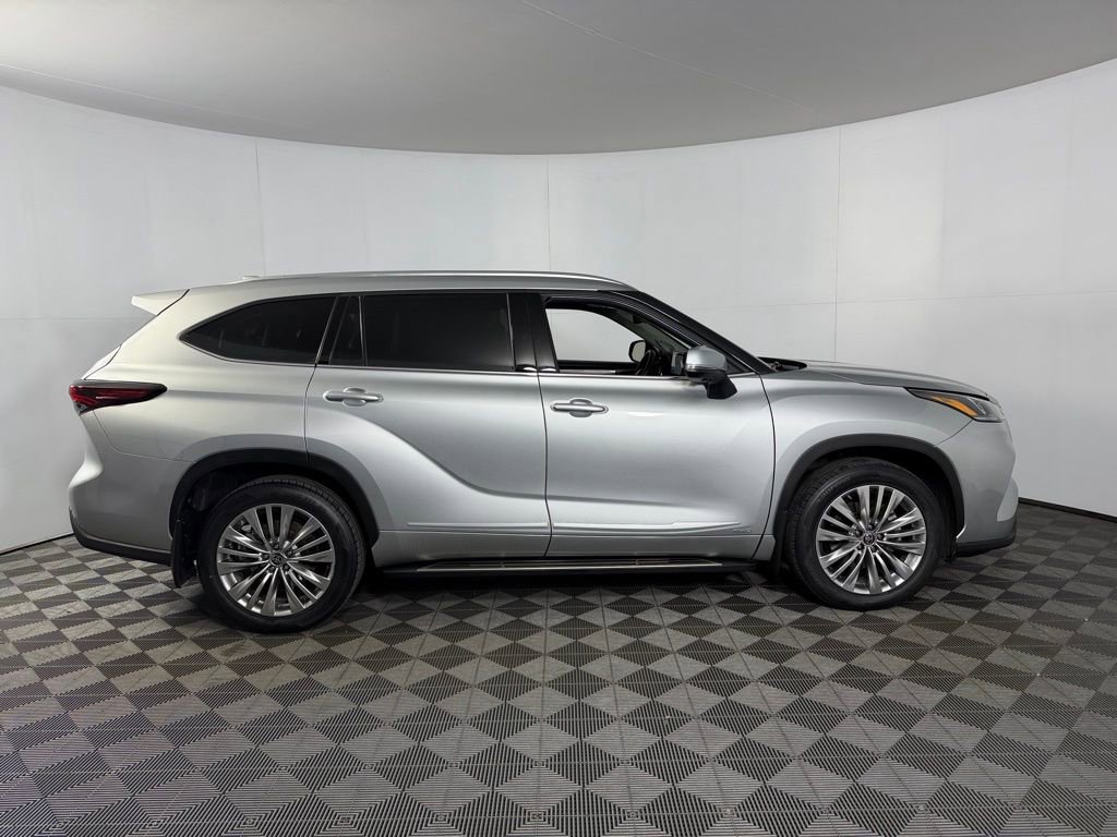 Used 2024 Toyota Highlander Platinum image 5