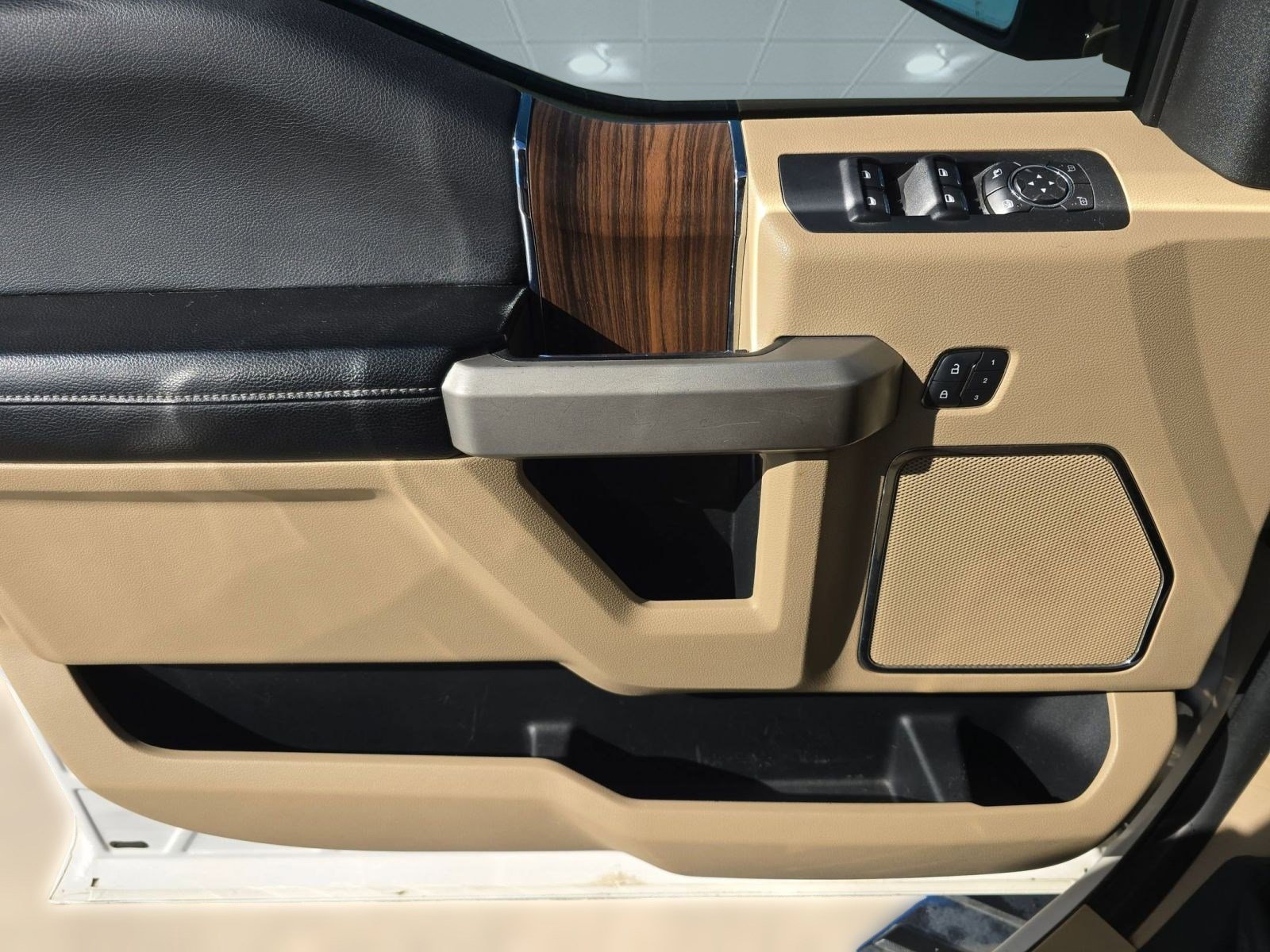 Used 2015 Ford F150 Lariat image 11