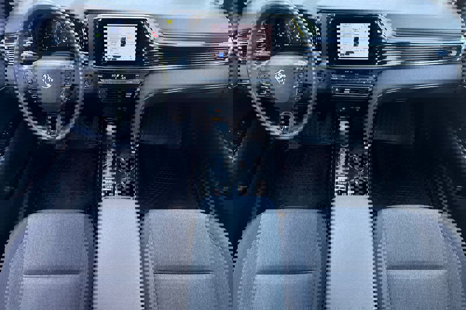 Used 2025 Toyota Camry LE AWD/4WD image 3