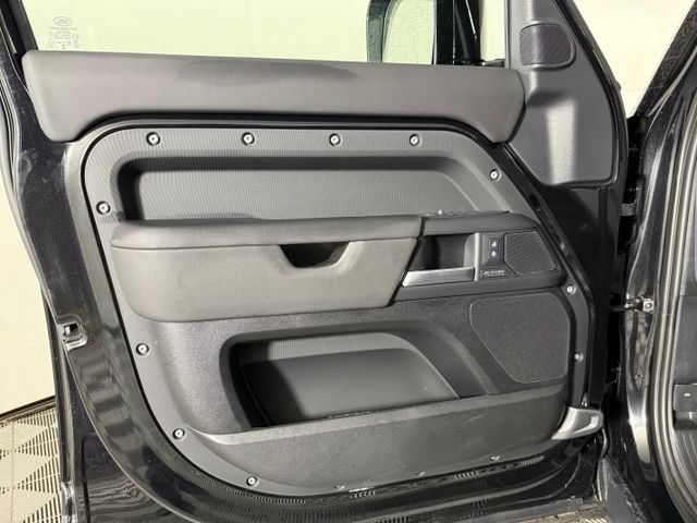 Used 2025 Land Rover Defender 130 X-Dynamic SE AWD/4WD image 21