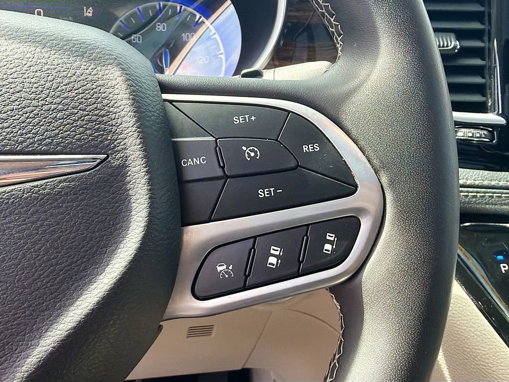 Used 2023 Chrysler Pacifica Limited image 39