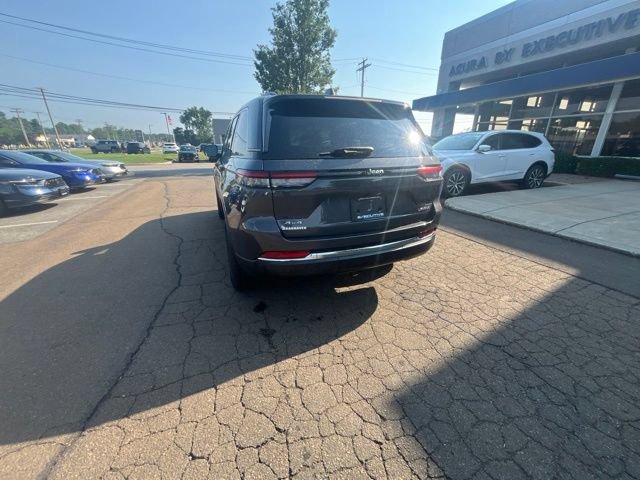 Used 2023 Jeep Grand Cherokee Laredo AWD/4WD image 10
