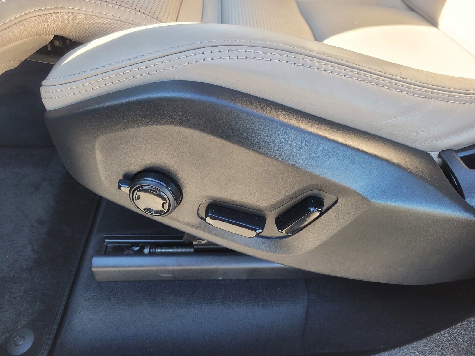 Certified 2025 Volvo XC90 T8 Ultra AWD/4WD image 10