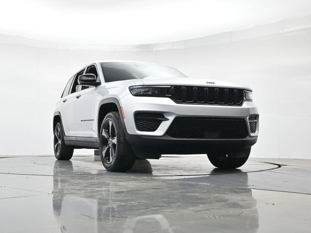 Used 2024 Jeep Grand Cherokee Altitude image 32