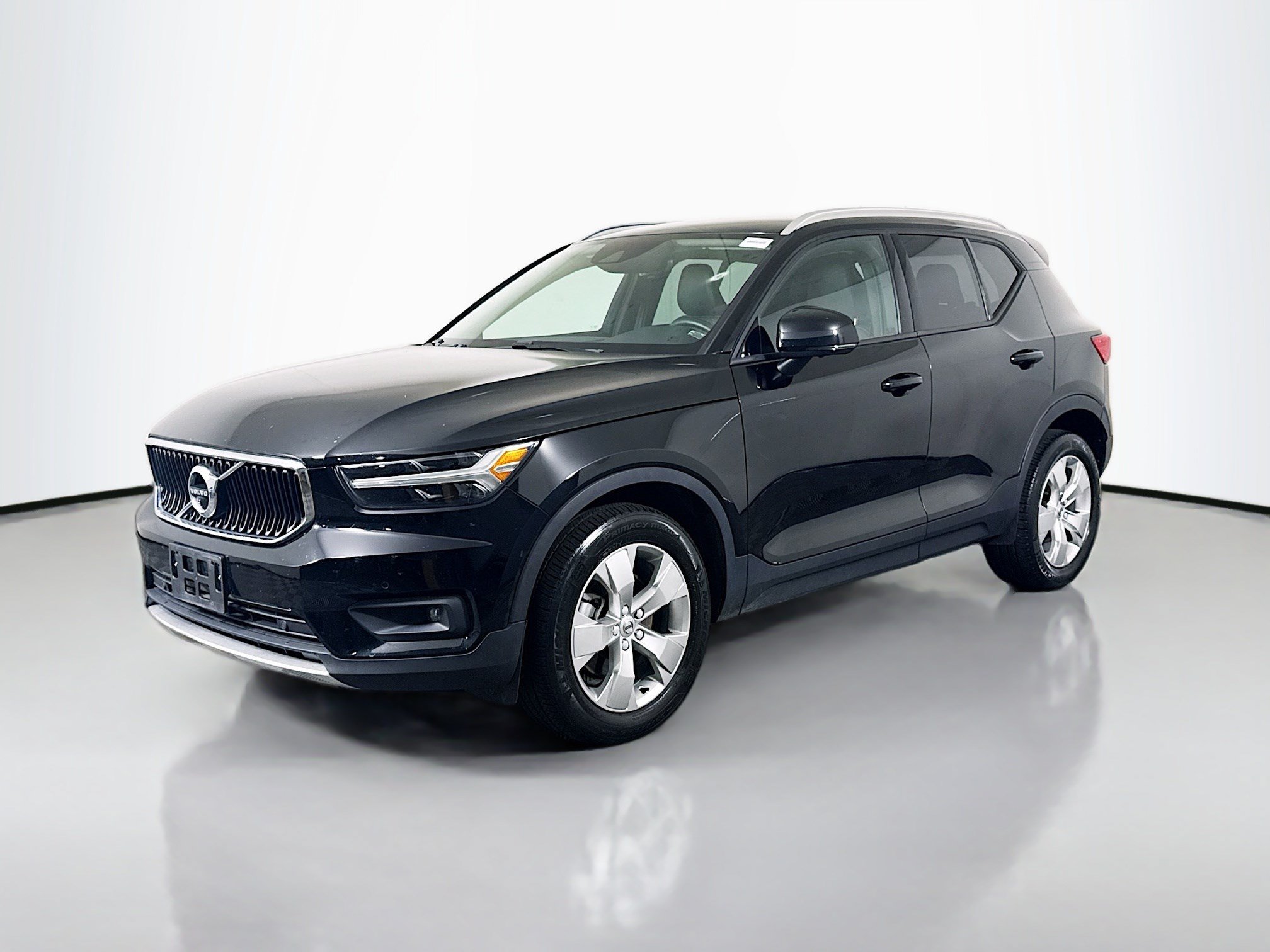 Used 2022 Volvo XC40 T4 Momentum FWD image 4