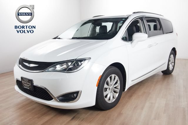 Used 2017 Chrysler Pacifica Touring-L FWD image 1