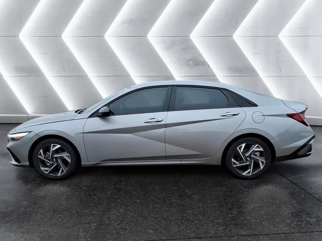 Used 2025 Hyundai Elantra Sport image 2