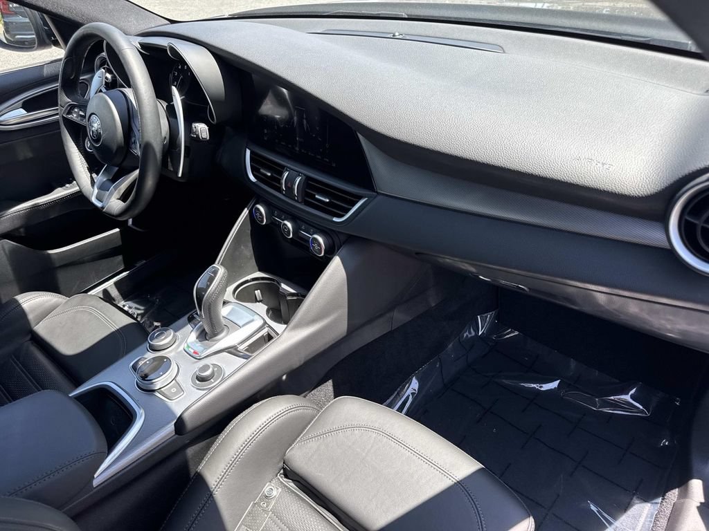 Used 2023 Alfa Romeo Giulia Veloce RWD image 29