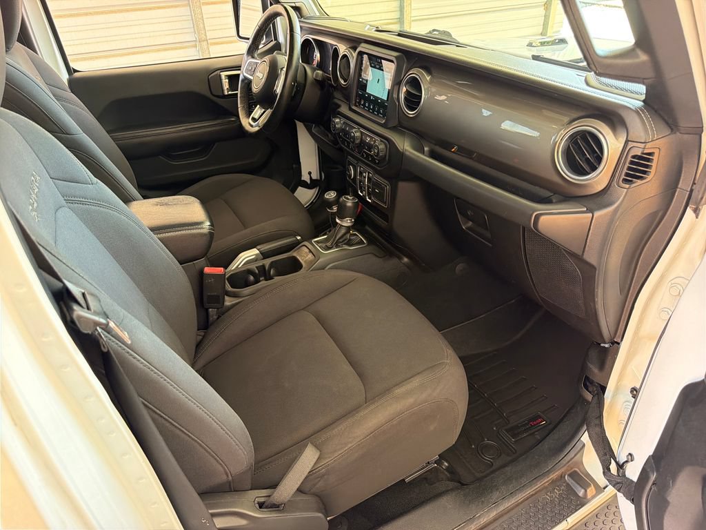 Used 2018 Jeep Wrangler Unlimited Sahara w/ Dual Top Group AWD/4WD image 28