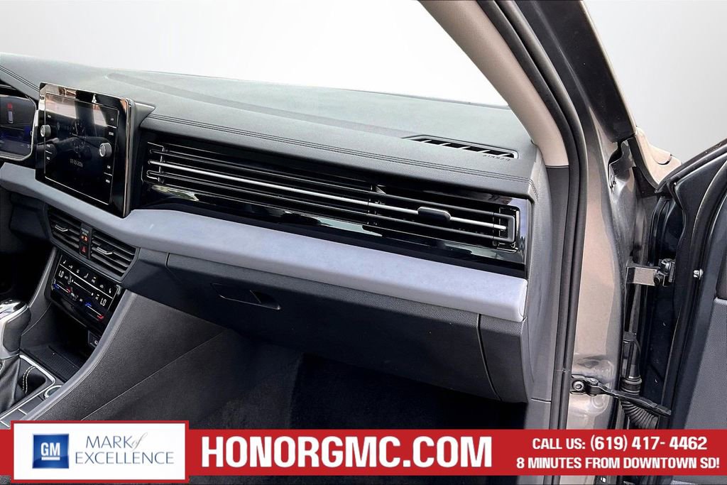 Used 2025 Volkswagen Jetta SE FWD image 24