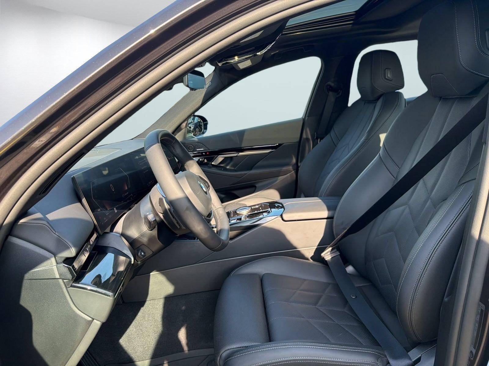 Used 2025 BMW 530i xDrive AWD/4WD image 5