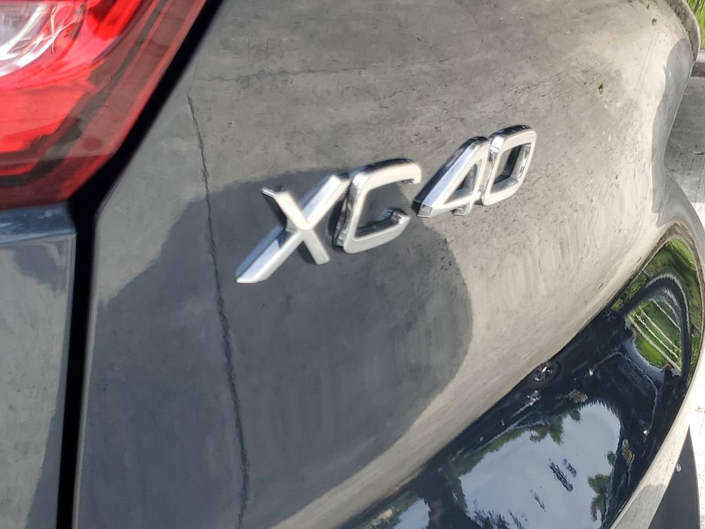Certified 2022 Volvo XC40 T4 Momentum w/ Premium Package FWD image 9