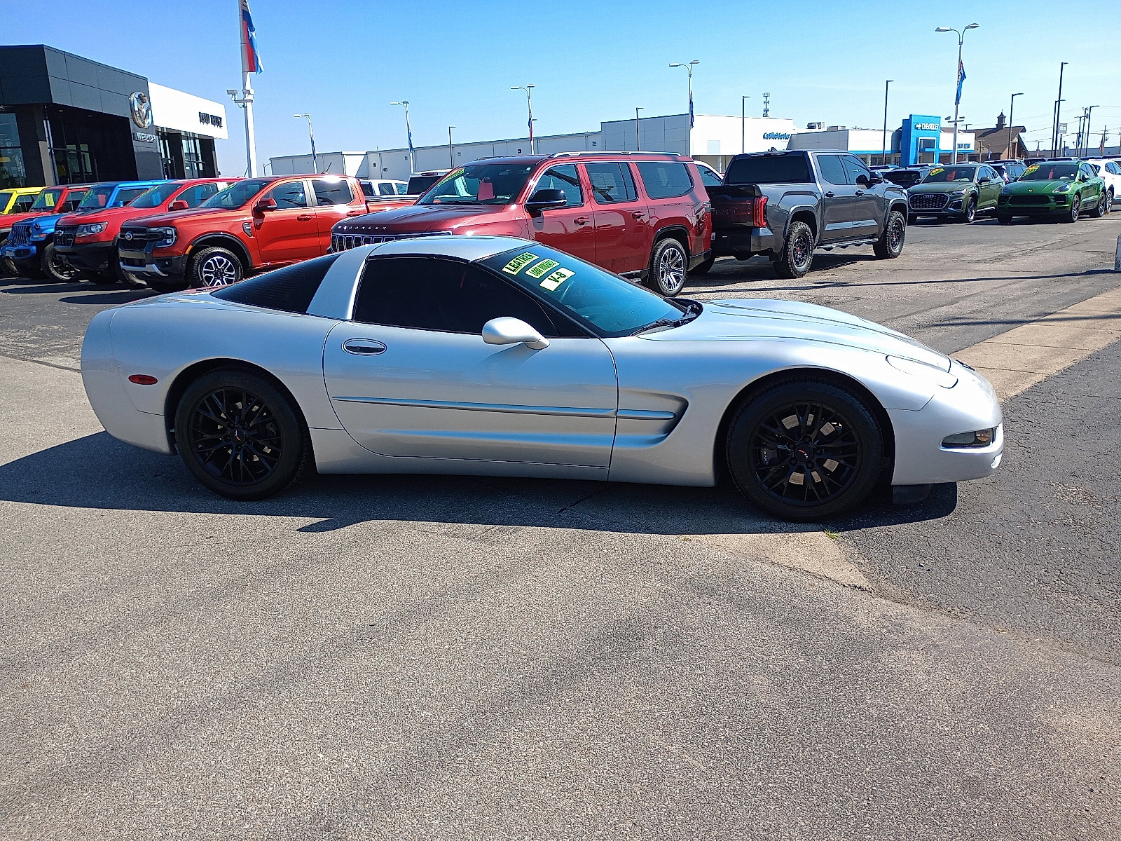Used 2000 Chevrolet Corvette Coupe w/ Roof Pkg image 2