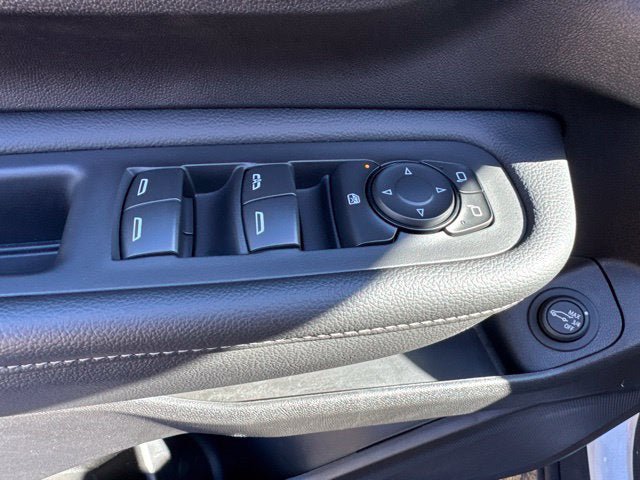 Used 2024 GMC Terrain SLE w/ Driver Convenience Package FWD image 9