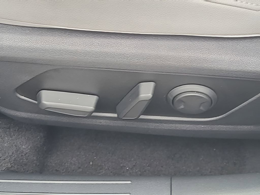 Used 2025 Hyundai Elantra Limited FWD image 16
