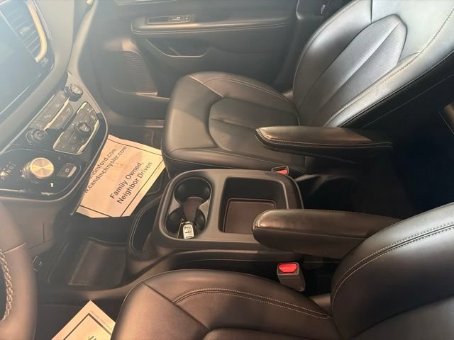 Used 2025 Chrysler Pacifica Select FWD image 12