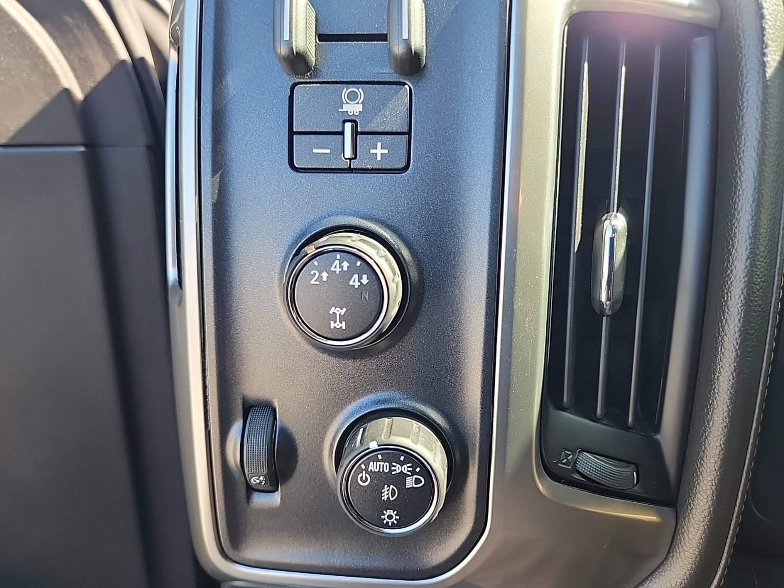 Used 2015 Chevrolet Silverado 2500 LTZ w/ Duramax Plus Package AWD/4WD image 23
