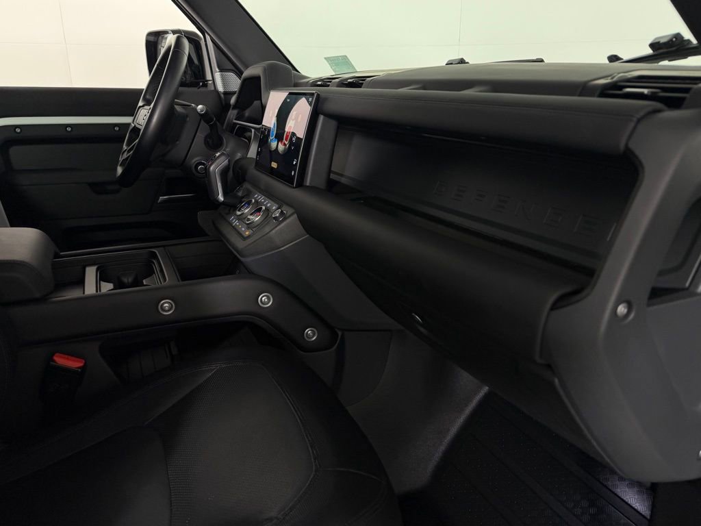 Used 2024 Land Rover Defender 130 X-Dynamic SE image 32