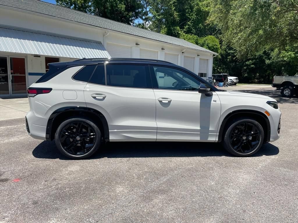 New 2026 Volkswagen Tiguan SE R-Line FWD image 2