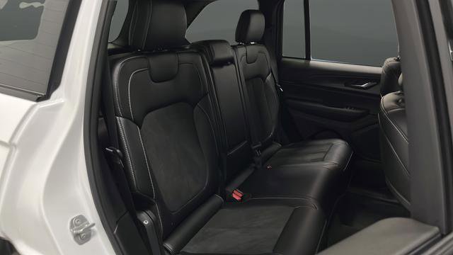Used 2025 Jeep Grand Cherokee Altitude AWD/4WD image 25