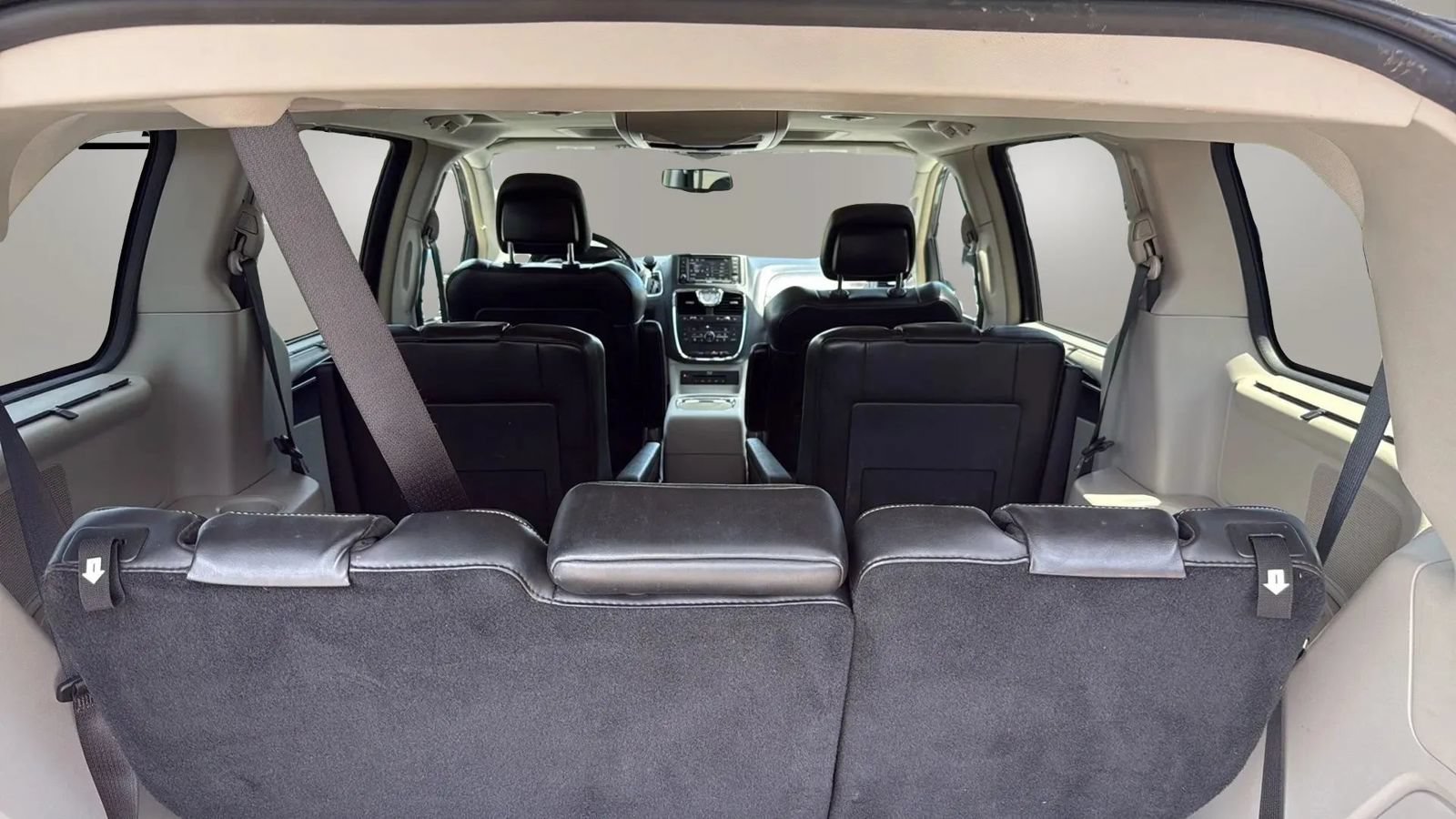 Used 2016 Chrysler Town & Country Limited Platinum FWD image 13
