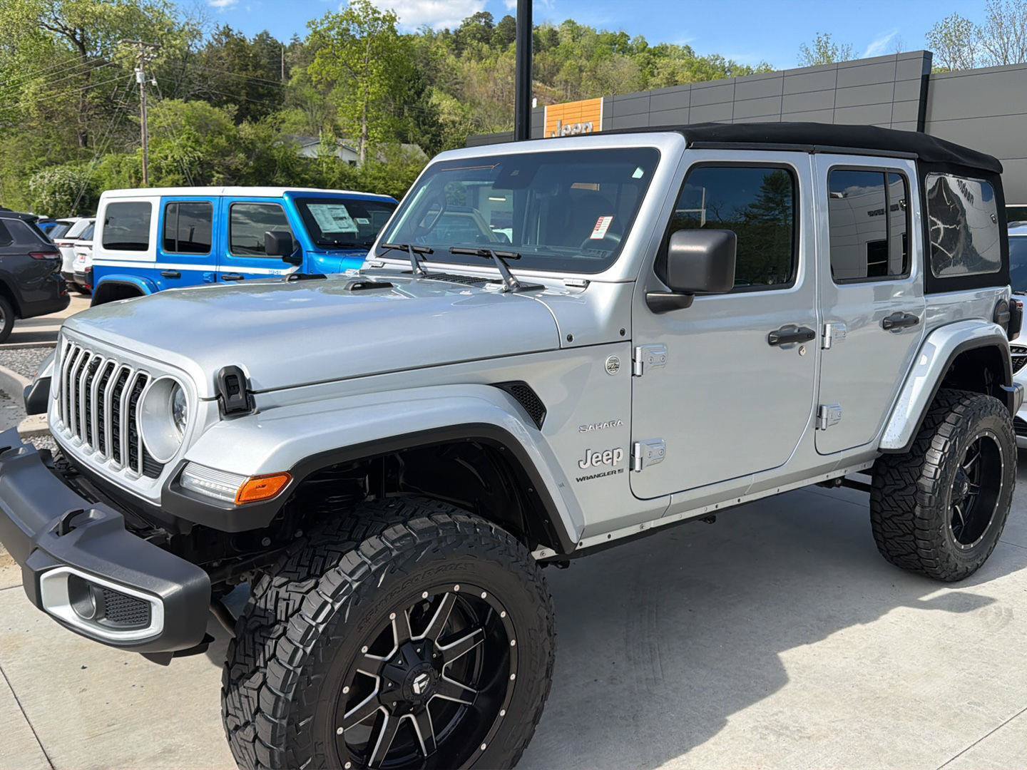 Used 2024 Jeep Wrangler Unlimited Sahara w/ Technology Group AWD/4WD image 7