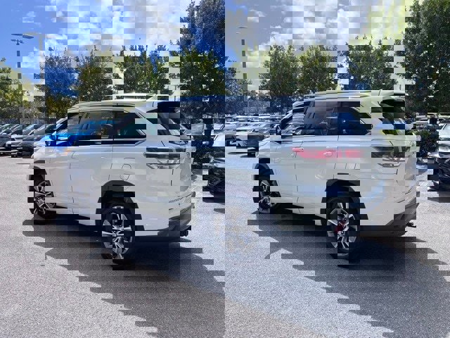 Used 2015 Toyota Highlander XLE image 2