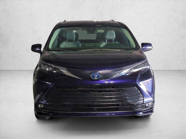 Used 2025 Toyota Sienna XLE FWD image 2