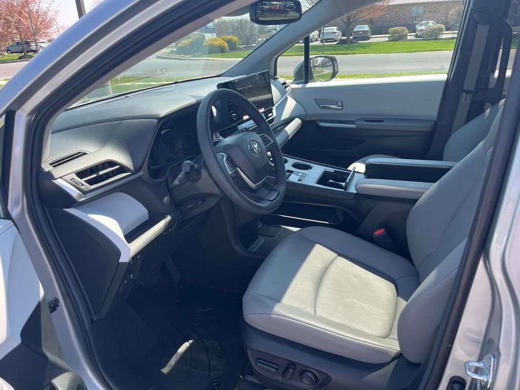 Used 2025 Toyota Sienna XLE AWD/4WD image 19