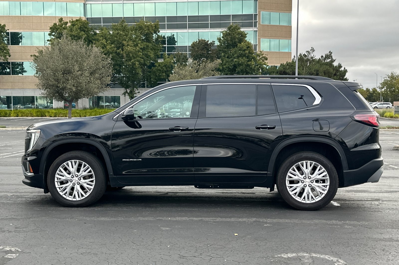 Used 2026 GMC Acadia Elevation w/ Elevation Premium Package FWD image 7