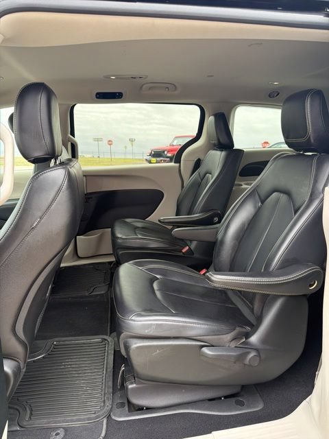 Used 2024 Chrysler Pacifica Limited FWD image 3