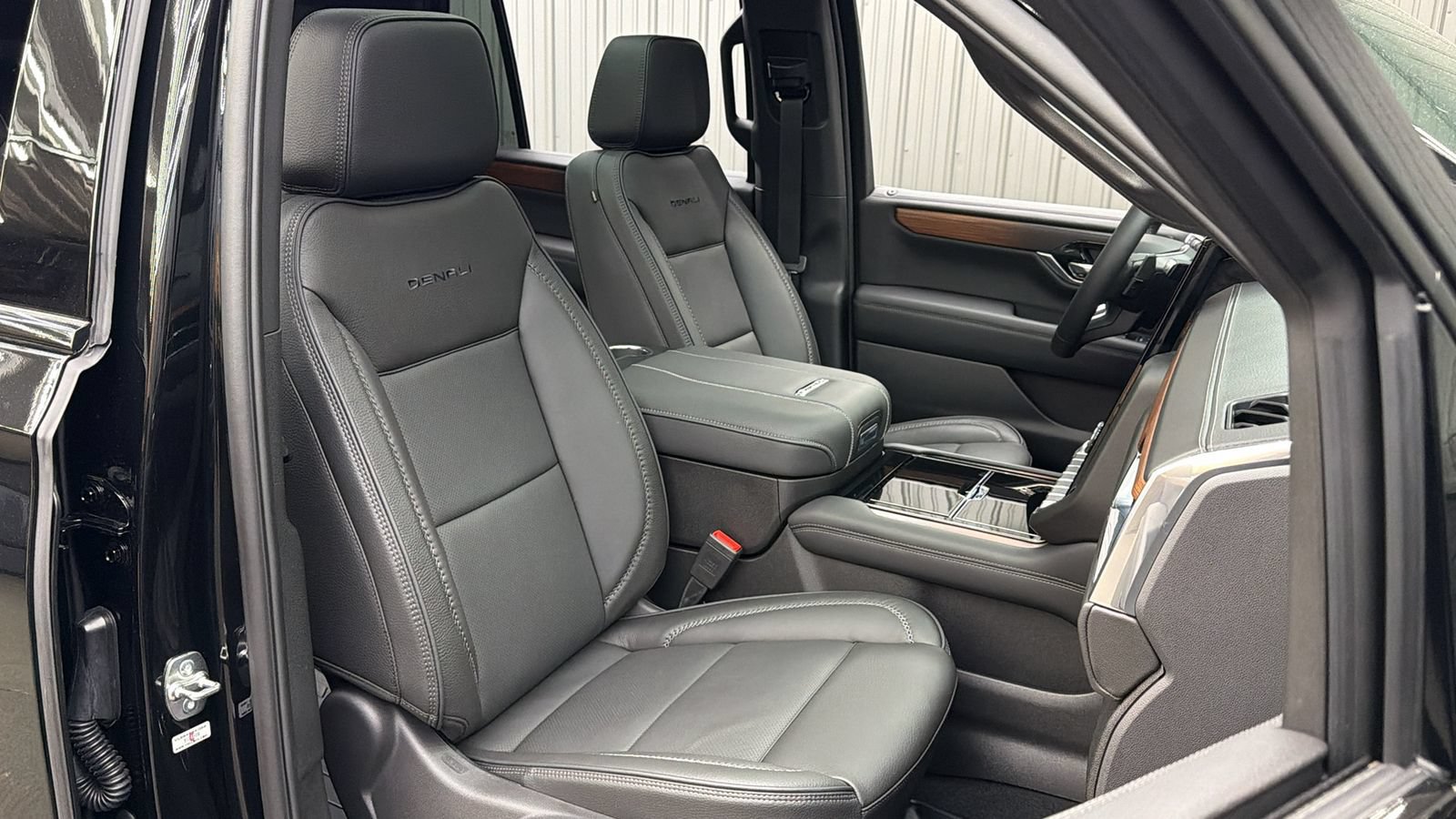 Used 2026 GMC Yukon Denali w/ Sun & Power Step Package AWD/4WD image 37