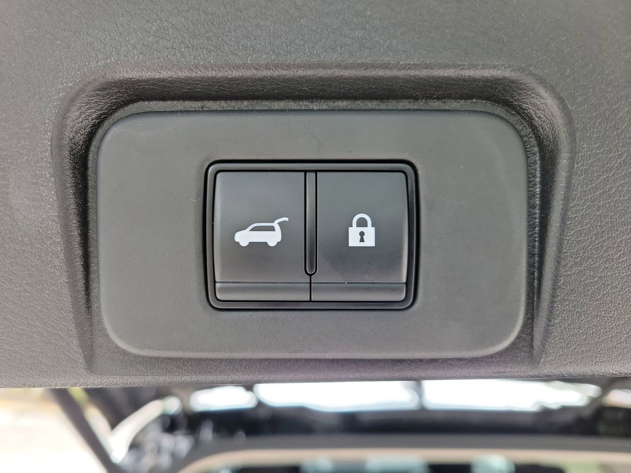 Used 2025 Nissan Rogue SV image 9