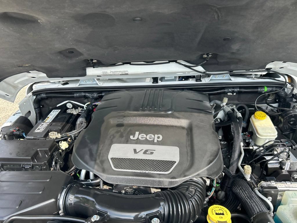 Used 2015 Jeep Wrangler Unlimited Sahara w/ Max Tow Package AWD/4WD image 28