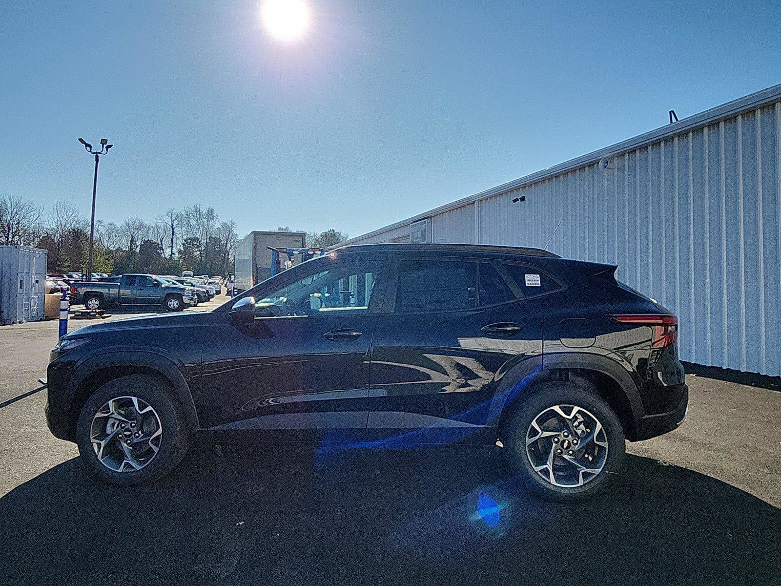 New 2026 Chevrolet Trax LT w/ LPO, Blackout Package image 2