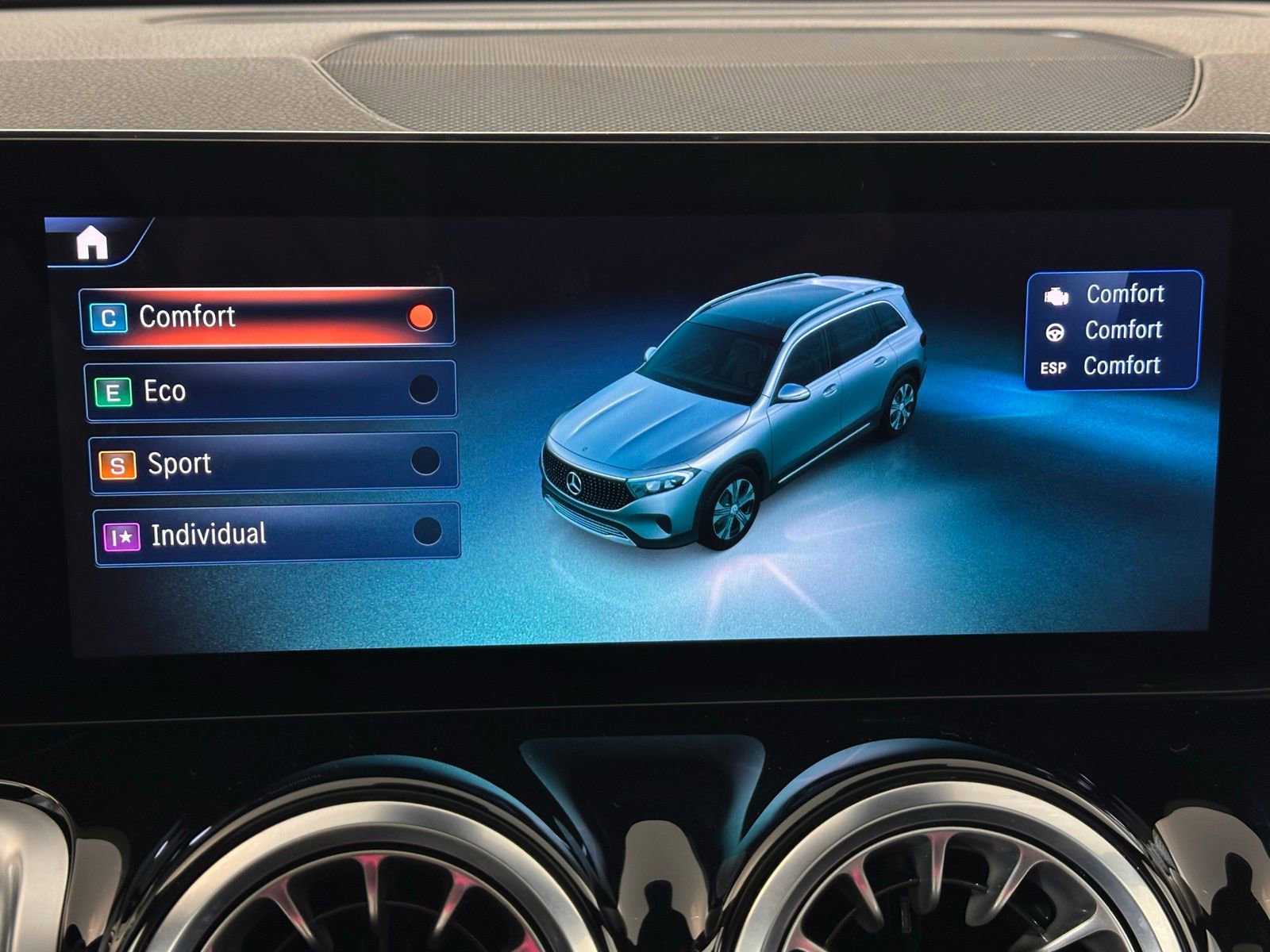 Used 2024 Mercedes-Benz EQB 300 4MATIC image 40