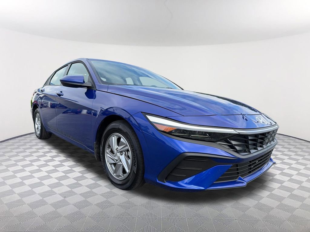 Used 2025 Hyundai Elantra SE w/ Cargo Package FWD image 3
