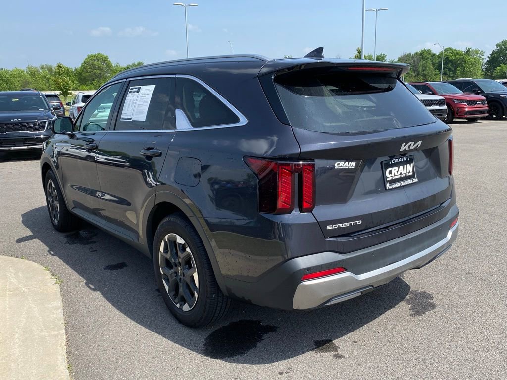 Certified 2025 Kia Sorento S w/ Panoramic Sunroof Package FWD image 5
