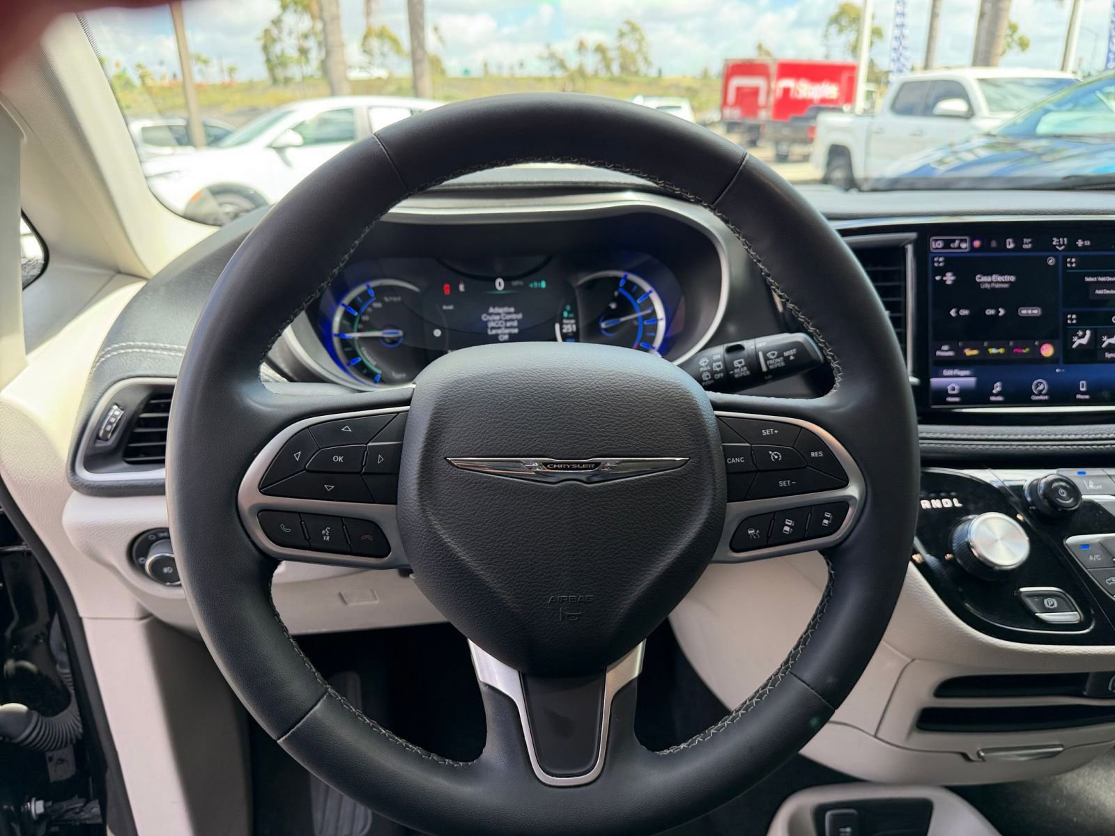 Used 2023 Chrysler Pacifica Touring-L image 30