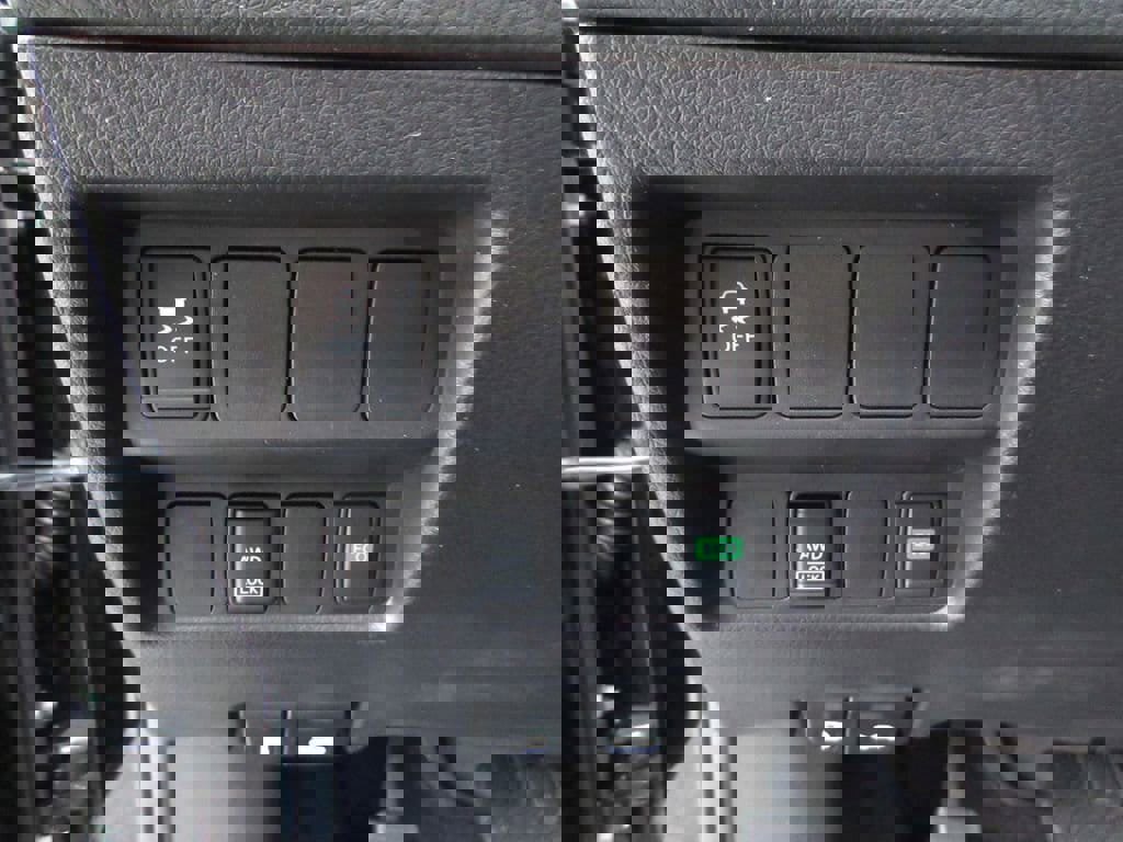 Used 2017 Nissan Rogue Sport SV AWD/4WD image 24