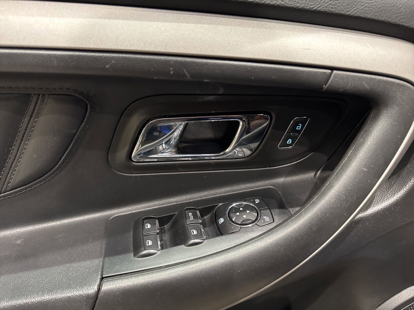 Used 2014 Ford Taurus SEL image 23