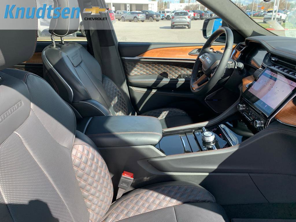 Used 2025 Jeep Grand Cherokee Summit image 11