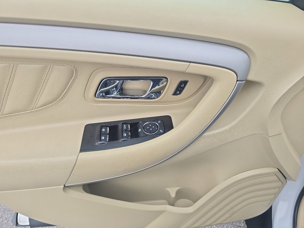 Used 2013 Ford Taurus SE FWD image 19