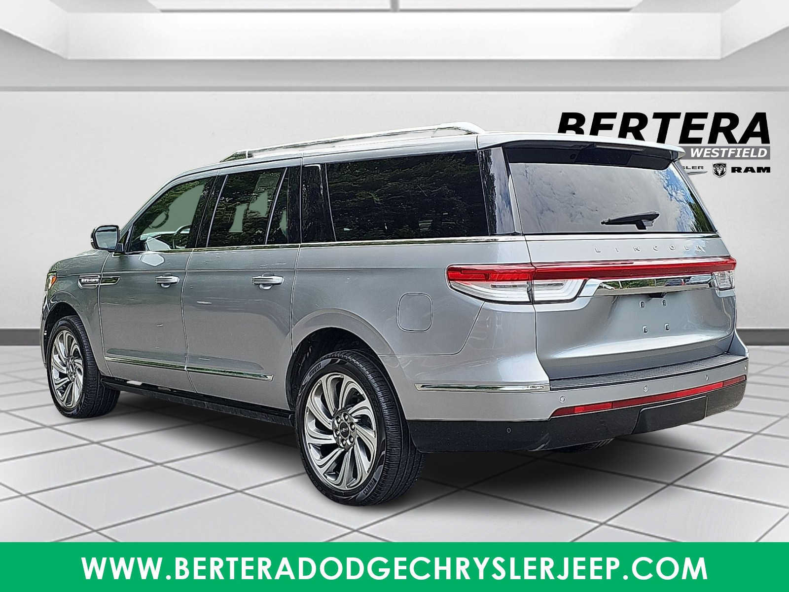 Used 2022 Lincoln Navigator L Reserve AWD/4WD image 4