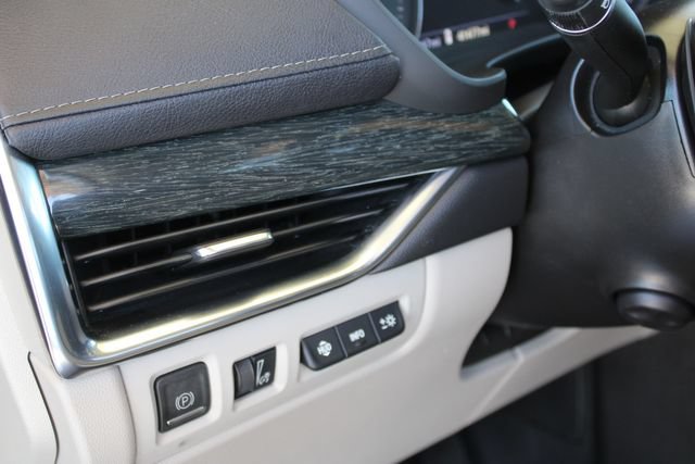 Used 2022 Cadillac XT4 Premium Luxury w/ Technology Package FWD image 28