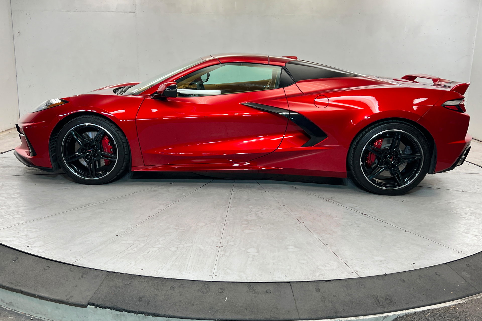 Used 2021 Chevrolet Corvette Stingray Premium Conv w/ Z51 Performance Package RWD image 2