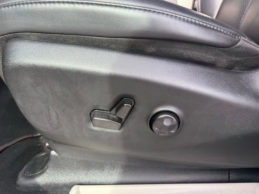 Used 2023 Chrysler Pacifica Touring-L FWD image 13